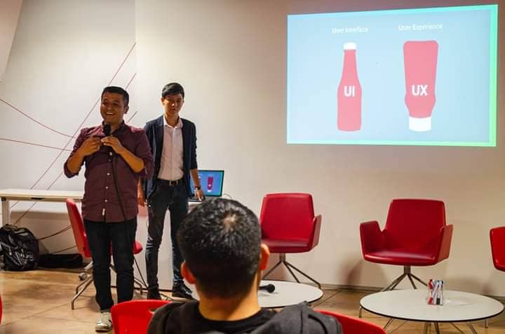 Coaches Makerlab Perú Aurelio Denegri y Oliver Jauregui dictando el Taller de introducción a UX